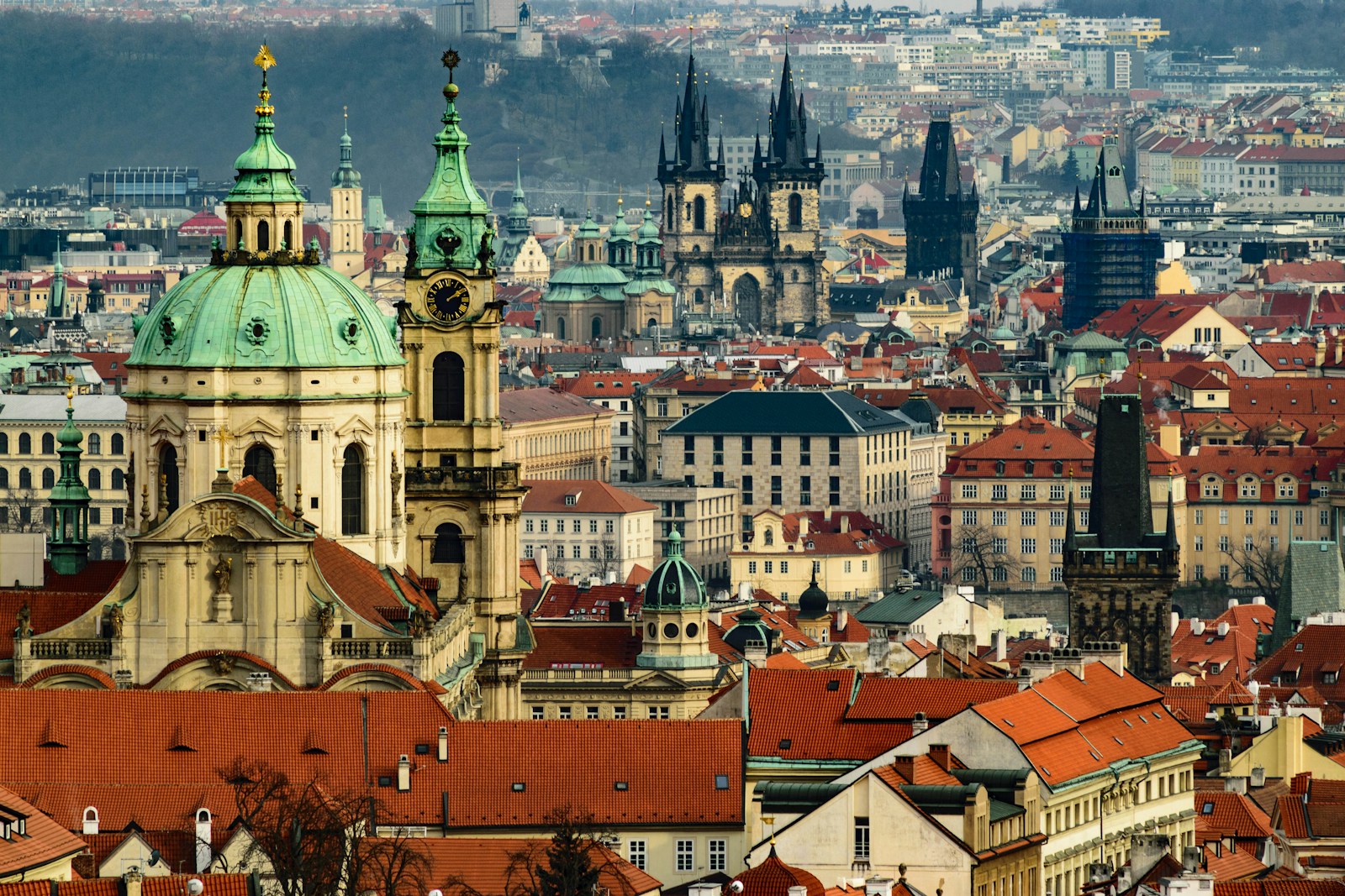 Střechy a věže pražského Starého Města